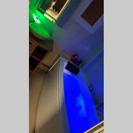 Appartement Front Vieux Port Tout Option Jacuzzi Marseille Exterior photo